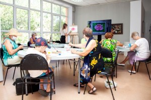 Астраханские пенсионеры участвуют в проекте «Арт-долголетие»