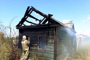 На севере Астраханской области крупный сельский пожар сжёг 6 строений