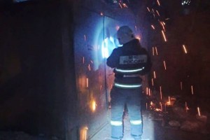 В Астрахани горели гараж и крыша частного дома