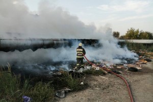 В Советском районе Астрахани потушили крупный пожар на теплотрассе