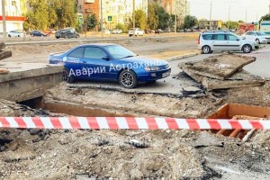 На улице Куликова в Астрахани машина оказалась в плену коммунального ремонта