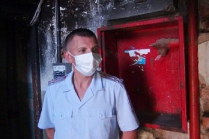 Астраханский полицейский вытащил  девочку из горящего общежития