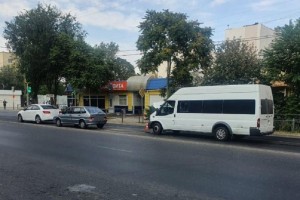 В Астрахани водитель микроавтобуса Ford устроил тройное ДТП