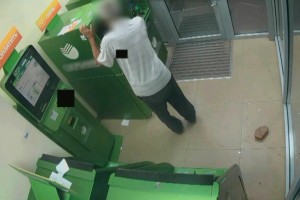 В Астрахани судимый пенсионер напал с кирпичом на банкоматы