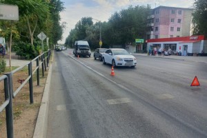 В Астрахани на улице Боевой маршрутка спровоцировала ДТП с пострадавшими