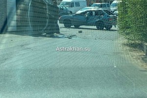 В Астрахани у Старого кладбища при столкновении с «Ладой» перевернулся грузовик
