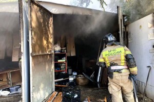 В Астрахани горели два гаража