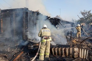 В Астраханской области пожар в селе Трудфронт распространился на 130 кв. м