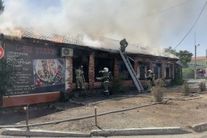 В Астрахани тушат пожар в кафе на улице Моздокской