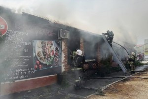 В Астрахани горящее гриль-кафе тушат 25 пожарных