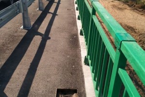 С обновленного Милицейского моста в Астрахани неизвестные украли ливневые решетки