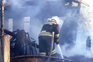 В Астрахани два гаража горели вместе со свалкой мусора