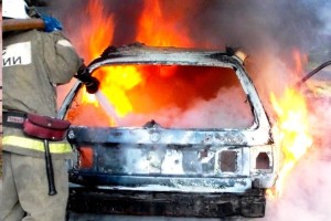На севере Астраханской области в районе трассы Р-22 за несколько часов сгорели две машины