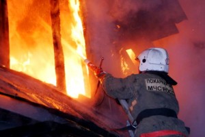 Ночью на севере Астраханской области в двух разных местах горели жилые дома на улице Ленина