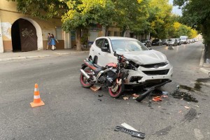 В Астрахани в&#160;столкнулись автомобиль и&#160;мотоцикл, есть пострадавшие