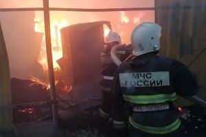 В Астраханской области на площади 70 кв. метров сгорели нежилой дом и стога сена