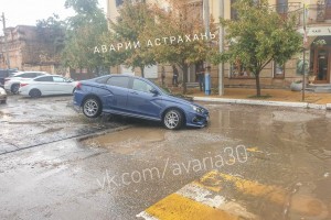 В центре Астрахани после дождя машина провалилась в яму в асфальте