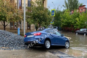 В центре Астрахани провалился автомобиль