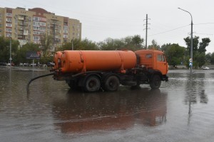В Астрахани коммунальщики вывели на улицы всю спецтехнику