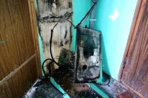 В Астрахани горят электрощитовые в подъездах многоквартиных домов