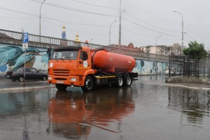 В Астрахани продолжают устранять последствия вчерашнего ливня