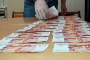 Хотевшего проявить благотворительность астраханского пенсионера обокрали на 100 тысяч рублей