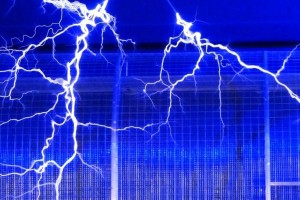 Во время дождя в Астрахани парня убило током от электрических ворот