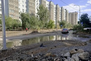 В Астрахани недостроенная аллея на улице Барсовой превратилась в грязевую реку