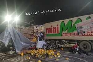 Под Астраханью столкнулись фура и грузовик с дынями