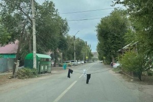 Астраханцы развесили белье на повисших проводах посреди улицы Сен-Симона