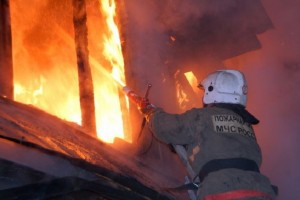В Астрахани сгорел жилой дом возле Кутума