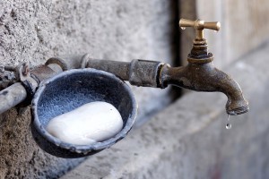 «Астрводоканал» пообещал сделать перерасчет жителям Приволжья из-за проблем с водоснабжением