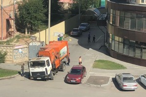 В Астрахани под землю провалился мусоровоз