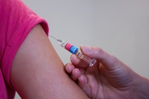 Роспотребнадзор рассказал, поможет ли вакцина от гриппа не заболеть ковидом