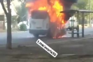 В Астрахани на улице Дзержинского вспыхнула пассажирская «ГАЗель» №64