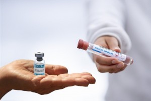 Более половины подлежащих вакцинации астраханцев сделали прививку от коронавируса