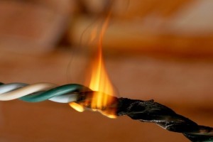 За 8 месяцев в Астраханской области произошло 295 пожаров из-за замыкания электропроводки