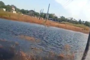 В микрорайоне 3-ий Интернационал в Астрахани образовалось озеро после аварии
