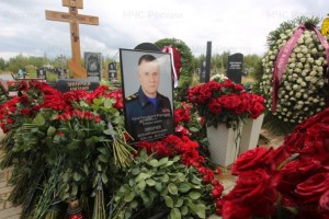На Северном кладбище Санкт-Петербурга почтили память трагически погибшего главы МЧС России Евгения Зиничева