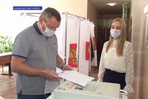Председатель Думы Астраханской области Игорь Мартынов проголосовал в первый день выборов