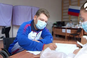 Призёр Паралимпийских игр Алексей Леонов проголосовал на выборах в Думу Астраханской области