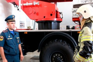 В гостях у пожарных астраханские блогеры прошли проверку на профпригодность