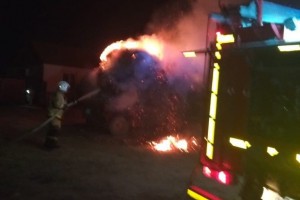 Ночью Астраханской области сгорели автомобиль и 10 рулонов сена