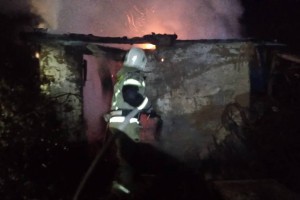 В Астрахани пожар в шинсервисе распространился на 96 кв. м