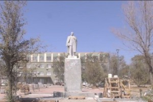 В Астрахани обновляют памятник Ленину в сквере Коновалова