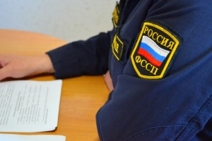 В Астраханской области судебного пристава обвиняют в превышении полночий