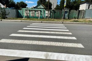 В Астрахани продолжают обновлять дорожную разметку возле школ