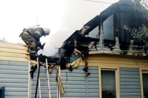 В Астрахани из-за неиспрваной электропроводки сгорела крыша частного дома