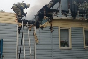 В Трусовском районе Астрахани пожар в жилом доме тушили 9 спасателей