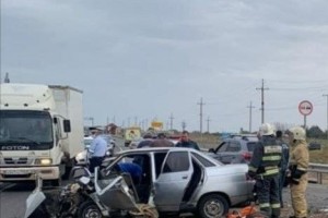 На трассе в Астраханской области столкнулись три автомобиля